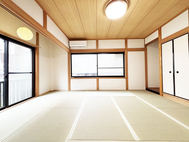 柔らかい畳が心地よい1階約10帖の和室です♪