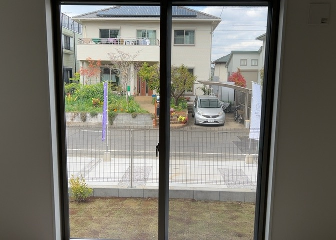サッシとは、ガラス窓に使用される金属製の窓枠のことです。一般的に住宅建築では、金属製建具工事の段階で備え付けるもので、ガラス類や玄関、バスルームのスチール製のドアなどと同じタイミングで工事を行います。