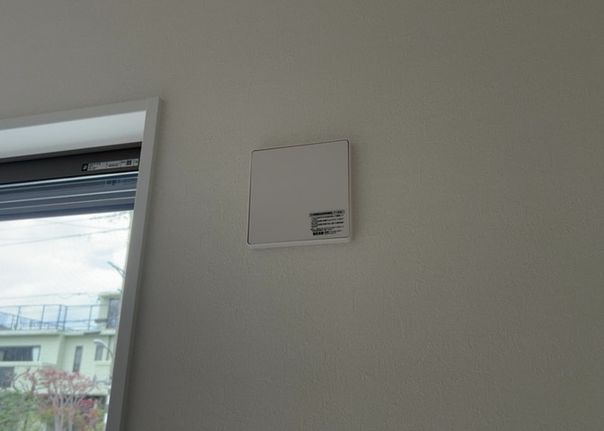 1日中建物内の換気が行われるように設計された仕組みです。気密性の高い住宅は、家に籠った空気でシックハウス症候群になる可能性がありますが、24時間換気システムであれば計画的な換気で対策が可能です。