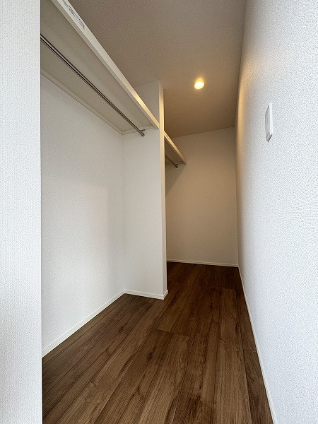衣類やお荷物をまとめて収納できるウォークインクローゼット付きです！