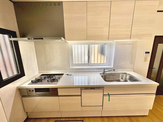 調理道具や調味料もすっきりしまえる、収納力のあるキッチン。