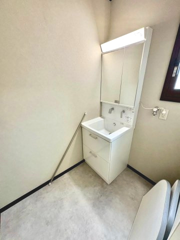 洗面小物や日用品を収納できる便利な設計で、整理整頓もラクラク
