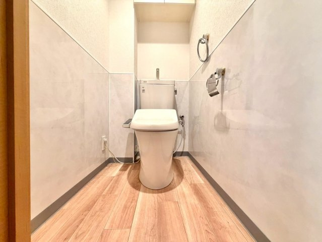 温水洗浄機能付き便座が新設されています。当たり前ですが、気になる水周り関係が全て新品というのも新浅物件ならではですから、気持ちよく新生活が始められます。