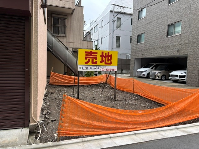 北西側公道に接道。