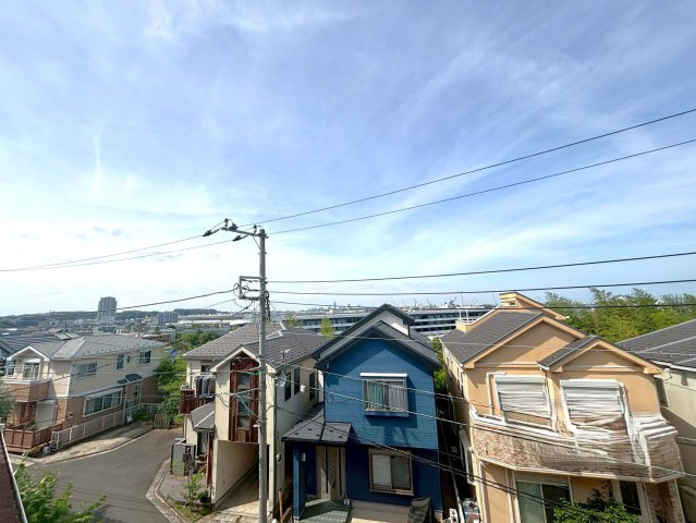 物件眺望です。北側はひな壇になっており、天気の良い日は東京湾やランドマークタワーがご覧になれます。