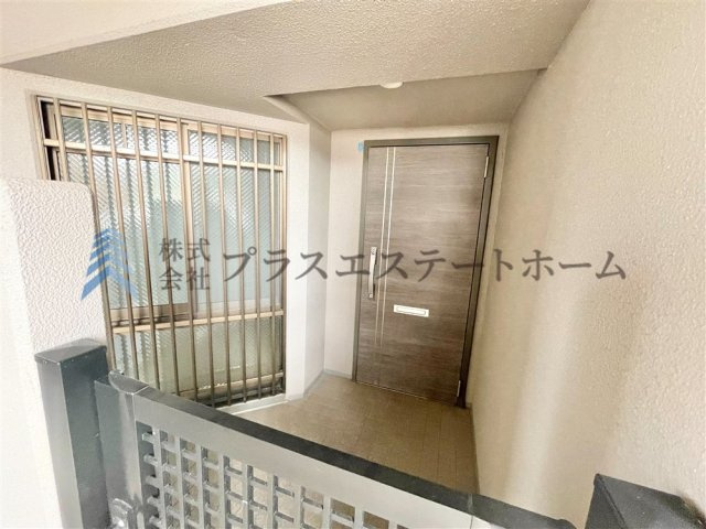 一戸建て感覚の専用ポーチ付き♪