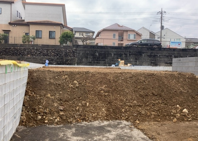 バルコニーは、室外の専用スペースのうち、「屋根がなく開放された空間」であるものを指します。ベランダより広いタイプのものが多く、日当たりもよいため家庭菜園などを楽しみたい人にとって適した環境となります。