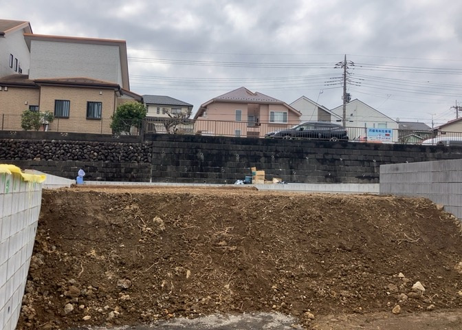 基礎パッキング工法とは、床下の換気確保のため基礎と土台の間に緩衝材を挟み込む工法です。土台の下に数十センチの間隔で設置されるため、全体的な隙間が生まれます。床下換気口に比べて高い通気性が確保されます。