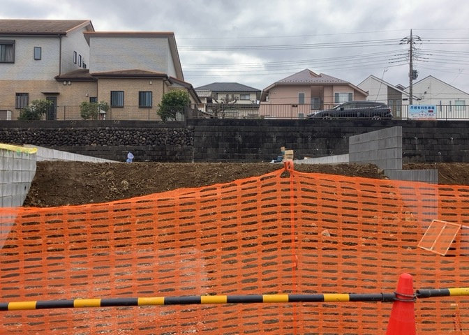 現地に行くなら、物件の周囲の地形がどうなっているかを見ることも大切です。周辺より低くなっている土地では、大雨などで水が集まりやすいため、地盤が弱くなっているということも考えられるため、注意が必要です。