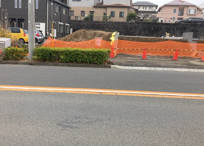 道幅が狭い場所は比較的土地の値段が低いことが多く、また交通量が少ないため騒音が少なく静かな環境で過ごせます。また、小さいお子様がいるご家庭も安心です。一方で車の駐車が難しいというデメリットもあります。