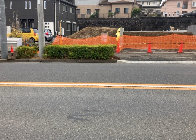 道幅が広い場所は日当たりや風通が良好です。幅が広いのですれ違いも可能ですし大きな車でも駐車可能！一方で、大型車が通ることも多くなるため交通量の増加により騒音に繋がります。また土地の値段が高くなります。