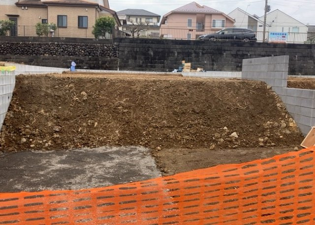 庭のある家に住むことのメリットとして、子どもたちの遊び場を確保できること、ガーデニングや家庭菜園を楽しめること、明るさを確保できることがあります。また、配置を工夫することでプライバシーが確保できます。