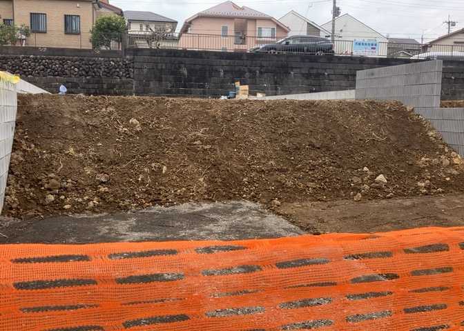 玄関は、狭すぎると複数人で使いにくく、広すぎても無駄な空間になりがちです。最低2畳を目安にして、家の広さとの兼ね合いや家族の人数を考慮して決めるとよいでしょう。現地を見学して快適な玄関を選びましょう！