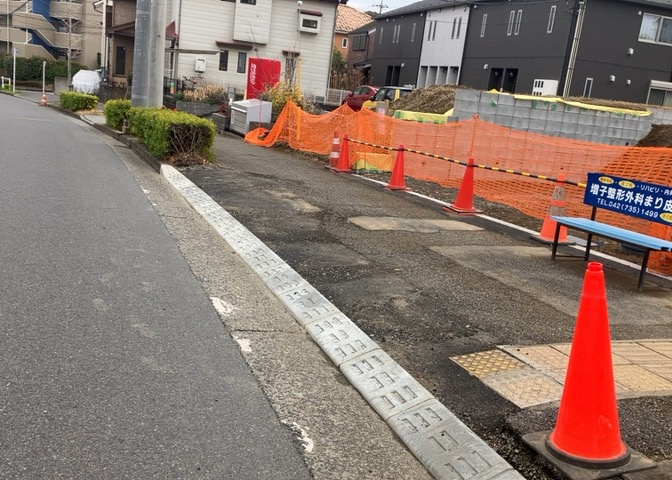 住宅用の土地では前面道路に2m以上接していなければならないと法律で定められています。しかし、お持ちの車のサイズやライフスタイルなどにより、2mでは利便が悪い場合もございますので、事前に確認しましょう。