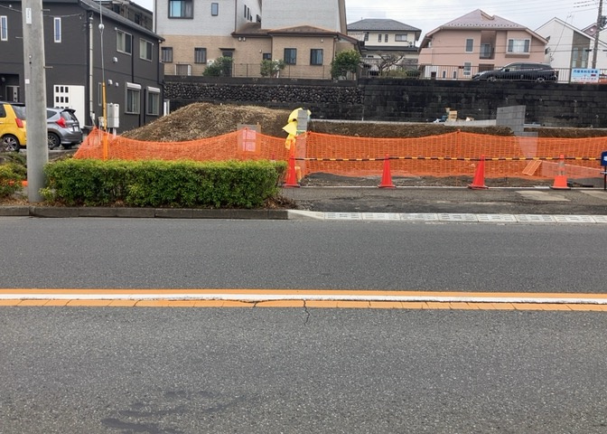 お持ちの車種によっては前面道路が広い方が便利でしょう。しかし、前面道路が広ければその分交通量が多くなるため、騒音などが気になる場合があります。実際に現地を見学し、周辺交通量や騒音などを確認しましょう！