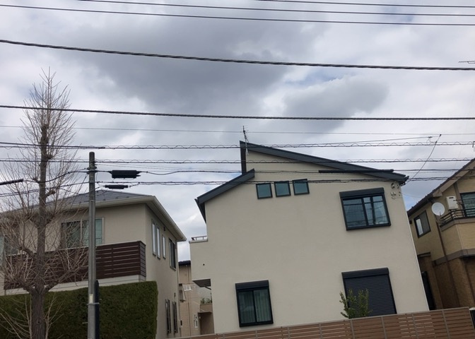 眺望を気にして物件を探す場合、前面に建物が建っていないか現地で確認しましょう！前面に建物があると景色はもちろん、日当たりや風通しにも影響が出てきます。住んだ時のことを想像しながら現地見学をしましょう。