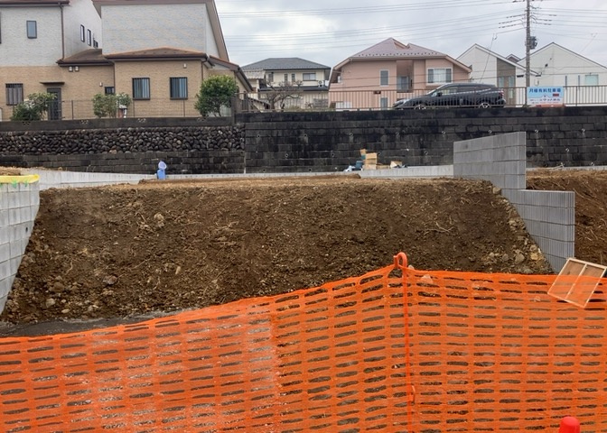 庭があることでガーデニングや家庭菜園はもちろん、こどもの遊び場やペットを放して遊ぶことができます。また、家の周囲に余裕があるということです。隣地との間があれば、十分な日当たりと、風通しが確保できます。