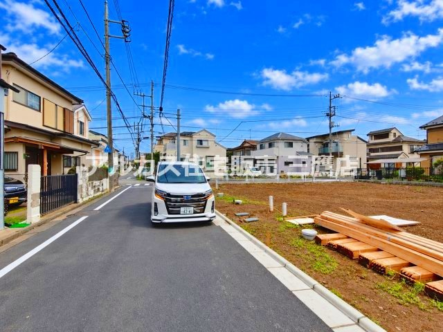 南側前面道路の様子。見通しが良く落ち着いた住環境で、お車の出し入れや歩行も安心です。