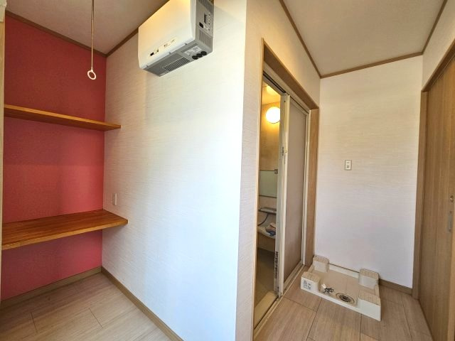 お風呂前の脱衣所はドライルームとしても使用でき、タオル等はそのまま隣の棚に収納できます♪