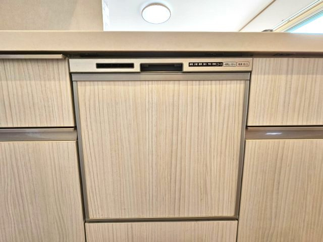 キッチンへは備え付けの食洗器がついており、家事の時短になります♪
