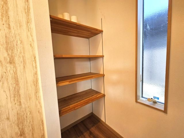 キッチンの背面には可動式の棚があり、保存食等様々な用途で使用できます^^