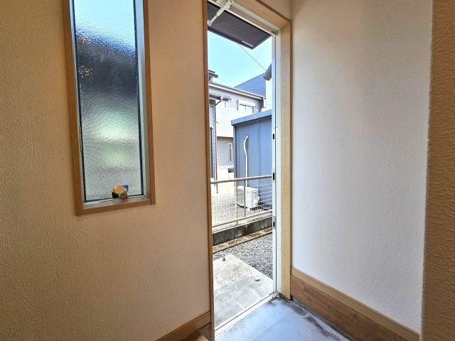 キッチン横には勝手口があり、家の中にゴミを置きたくない方等にもお勧めできます♪