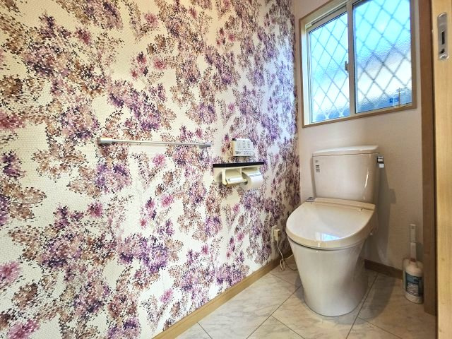 トイレ？約13.8帖の洋室の隣にもトイレが備え付けられています。家族が多い方にも大変オススメです！