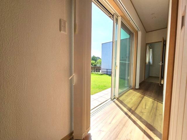 3つの居室へつながる廊下はこちらです^^　日の入りも良く、センサーライトがついているので昼夜問わず安心して歩けます♪