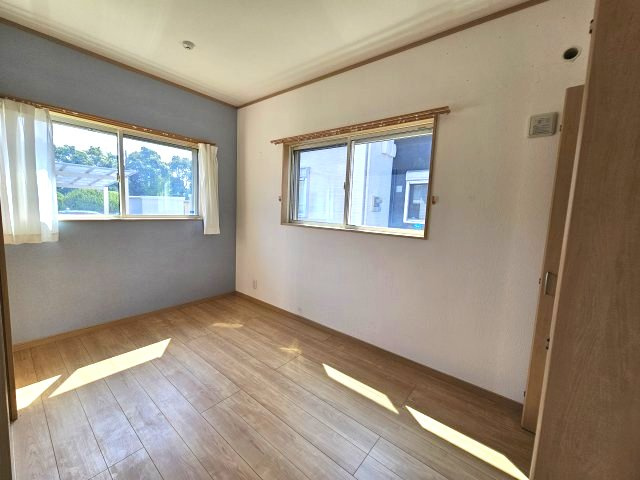 5帖の洋室です。南側の角の居室の為、風通し・日当たり良好です♪