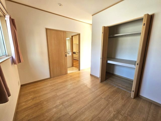 約5.7帖の洋室です。3つの居室の中では少し広い為、夫婦の寝室としても使用できます♪
