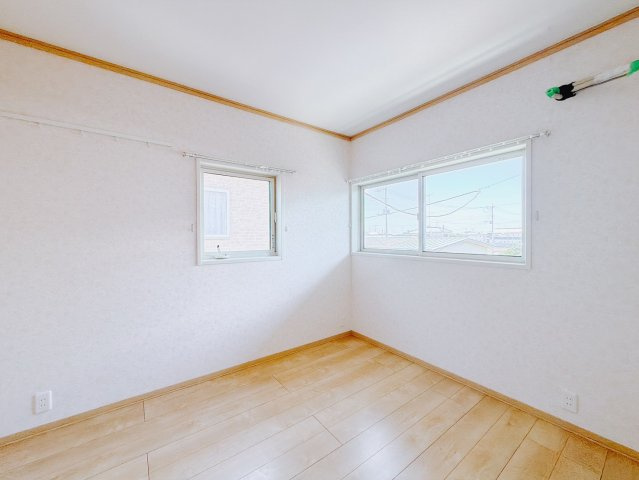 ■洋室｜ナチュラルカラーの床です。模様替えなどとても楽しく工夫できます♪陽当たり、風通しもとても良いので毎日快適な生活スタートです！子供部屋にも良いですね♪