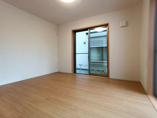 落ち着いた色調の洋室です