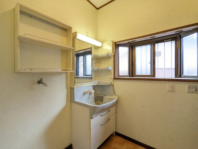 【現地写真】大きな採光窓もあり換気はもちろん、ちょっとものを置くのにも便利な幅があります