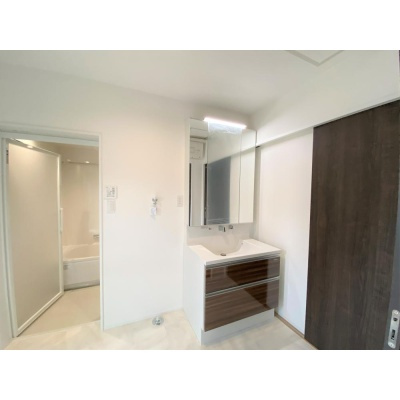 三面鏡付きで身だしなみチェックもスムーズ！