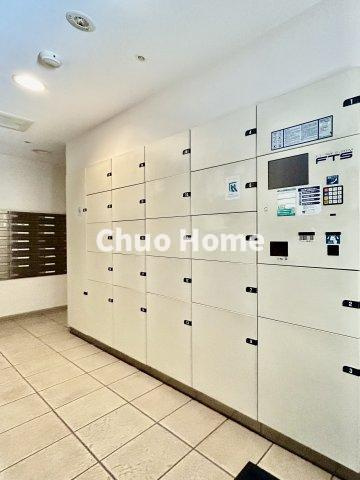 【宅配ボックス】在宅時・不在時に関わらず、居住者の代わりに非対面で宅配物を受け取ってくれる便利な設備です。わかりやすくご説明致しますので見学時にはお部屋だけではなく共用部分もぜひチェックしてください。