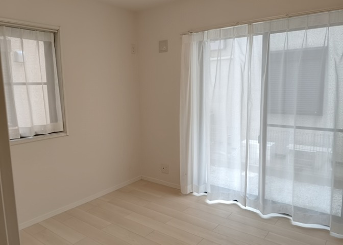 寝室でゆっくりと過ごすためにはベッド周りの適度な空間を担保することや窓の位置、照明の明るさ、寝室の広さなどを考える必要があります。自身や家族の構成とライフスタイルに併せて寝室にする部屋を選びましょう！