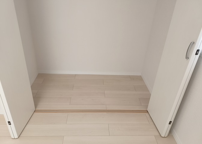 デザイン性を重視しすぎて収納が少なかった！なんてことにならないため、事前に現地で収納の数を確認しておくことをお勧めします。クローゼット以外にも床下収納や屋根裏収納、パントリーなどもチェックしましょう。