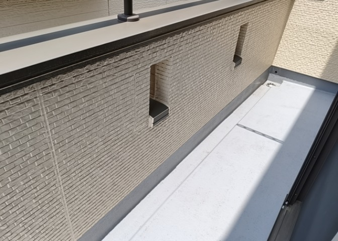 バルコニーは、室外の専用スペースのうち、「屋根がなく開放された空間」であるものを指します。ベランダより広いタイプのものが多く、日当たりもよいため家庭菜園などを楽しみたい人にとって適した環境となります。