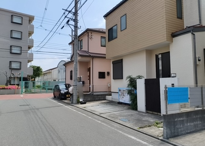 住宅用の土地では前面道路に2m以上接していなければならないと法律で定められています。しかし、お持ちの車のサイズやライフスタイルなどにより、2mでは利便が悪い場合もございますので、事前に確認しましょう。