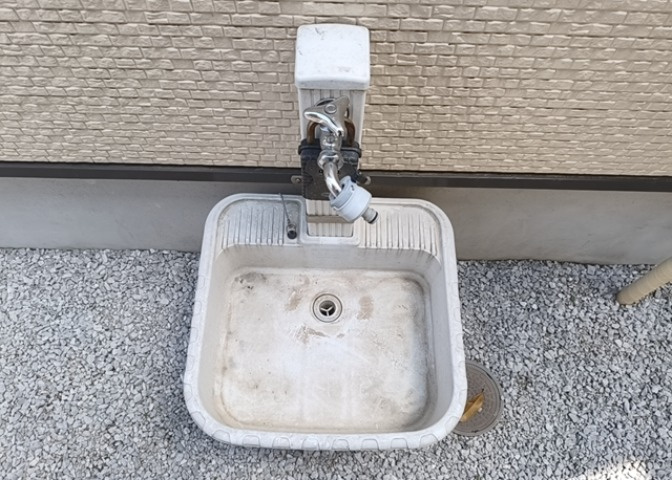 敷地内に散水栓や立水栓があると便利です。水道水を直接利用できるため、水を運ぶ手間を省くことが出来ます。大量の水を必要とする洗車作業や清掃などに役立ちます。その他設備とあわせて、現地でご確認ください。