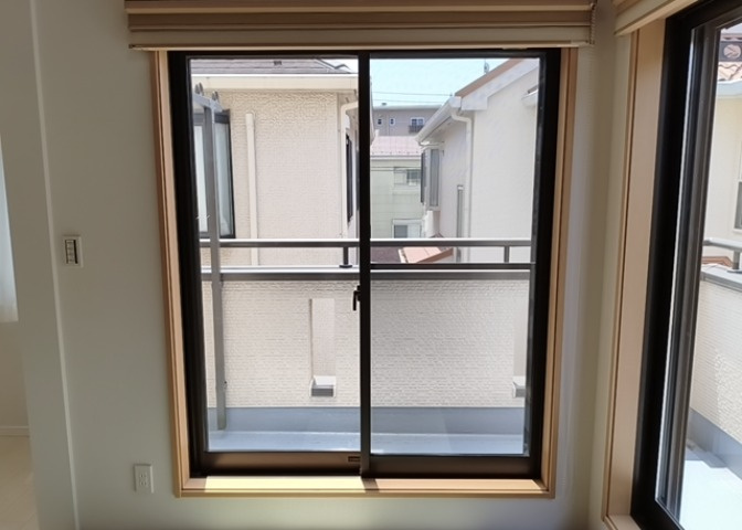 サッシは、ガラス窓に使用される金属製の窓枠です。一般的に住宅建築では、金属製建具工事の段階でガラス類・玄関などと同時に設置されます。種類や構造により断熱性能や遮音性能が異なるので現地でご確認ください。