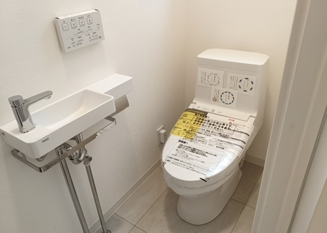 トイレは大きさや形、機能、抗菌性などが異なる多種多彩なタイプが各メーカーから出ています。それぞれに良さがあるため、事前にどういったタイプのトイレがいいのかをご家庭内で決めて、内見に行くといいでしょう。