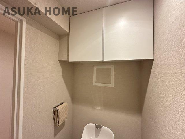 トイレ上部にはあると便利な吊戸棚を設置！