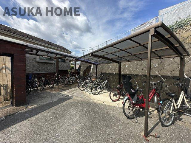 大切な自転車を雨から守ってくれる屋根付きの駐輪スペースです。