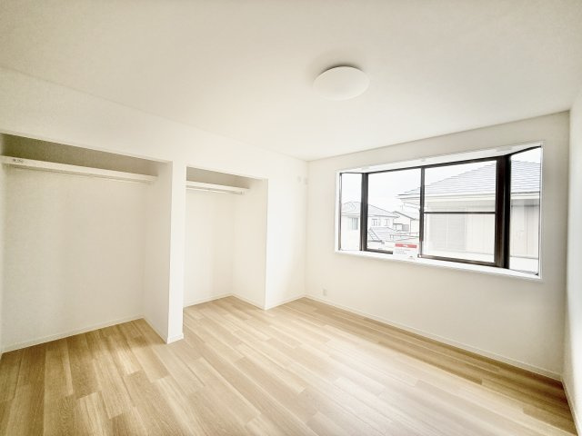 2階　こちらの洋室は大きな出窓とクローゼットが備わっております。明るいお部屋ですよ?