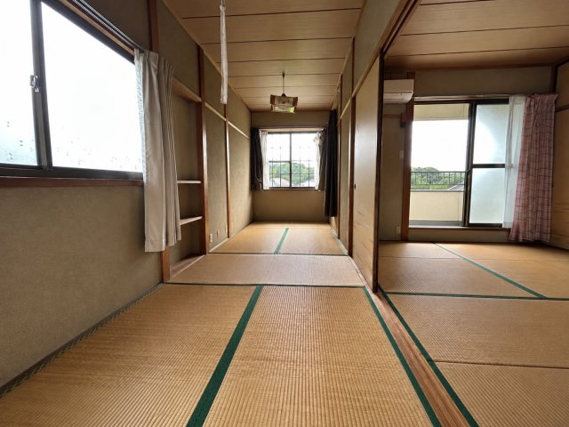 窓から自然光が差し込む2階の和室。隣接する和室とつながる間取りで襖を開放すれば空間を広く使うこともできます。収納棚も設けられており日用品などの整理にも便利。寝室や趣味のお部屋など多彩な用途に活用可能。