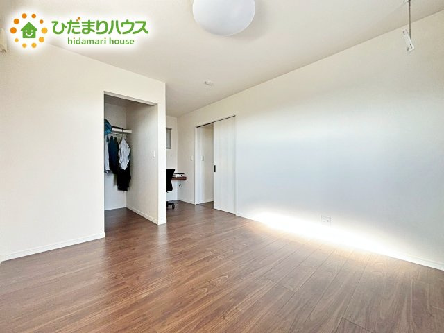 大きなベッドを置いても余裕の広さの主寝室♪♪