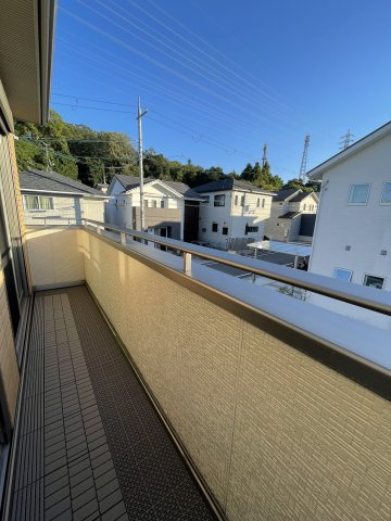 朝の澄んだ空気や、夕方に吹く清々しい風を感じられるバルコニー。