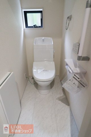 【トイレ】現地完成写真。温水洗浄暖房便座付き。