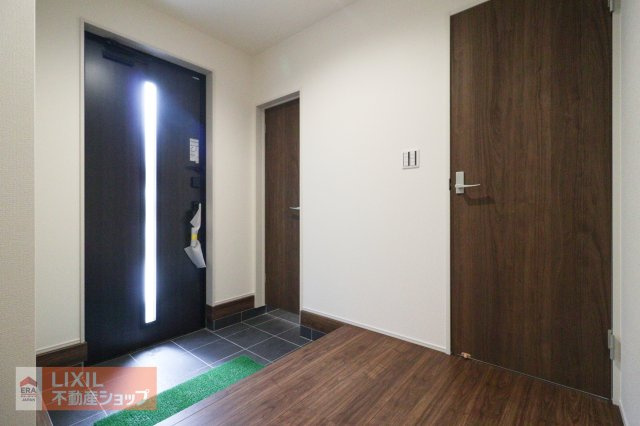 【玄関】現地完成写真。ゆったりと明るい玄関がご家族や来客をお出迎え。